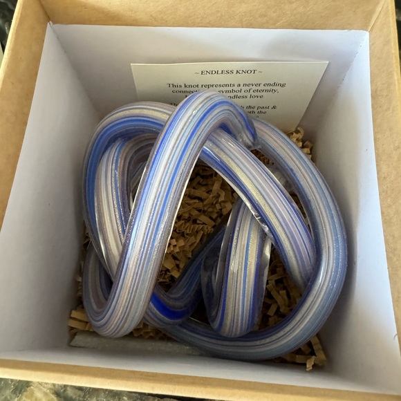 Glass Endless Knot / Infinity Knot - Picture 9 of 10